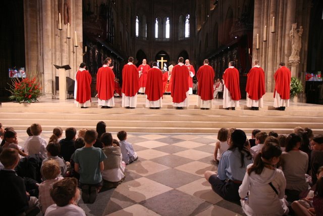 Juin 2009 : 10 nouveaux prêtres ordonnés à Notre-Dame de Paris. 