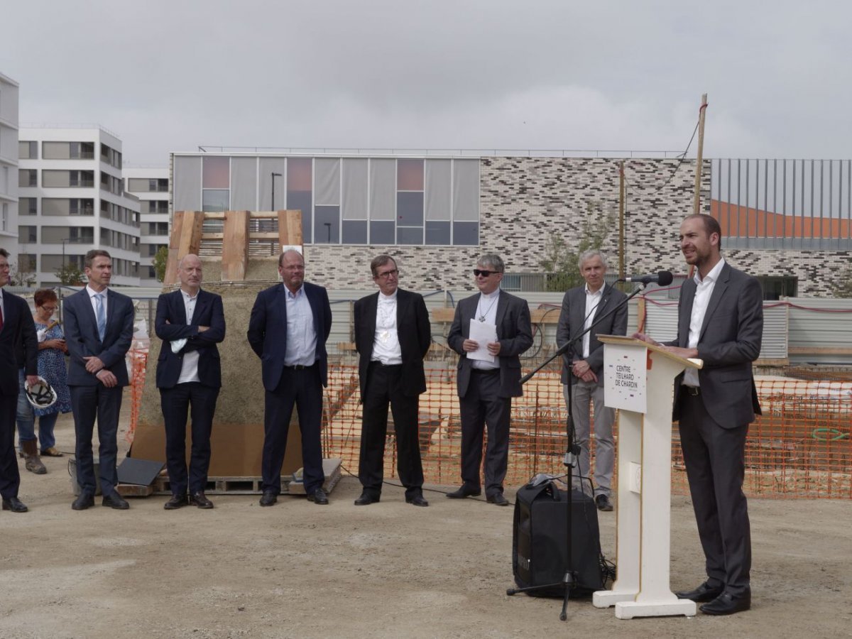 Pose de la première pierre du Centre Teilhard de Chardin. © Yannick Boschat / Diocèse de Paris.