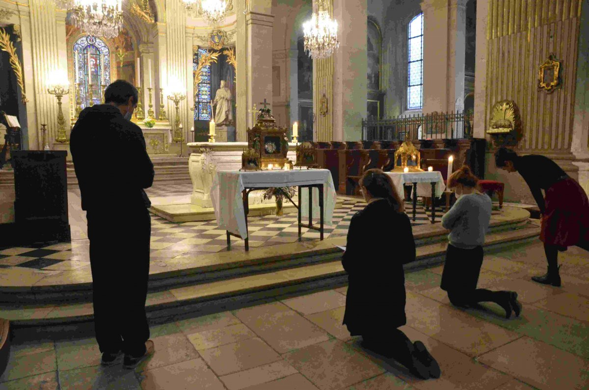 Accueil des reliques de sainte Geneviève à Saint-Louis en l'Île. © Michel Pourny / Diocèse de Paris.