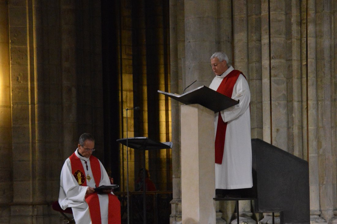 Introduction de la journée par une prière. © Ariane Rollier.