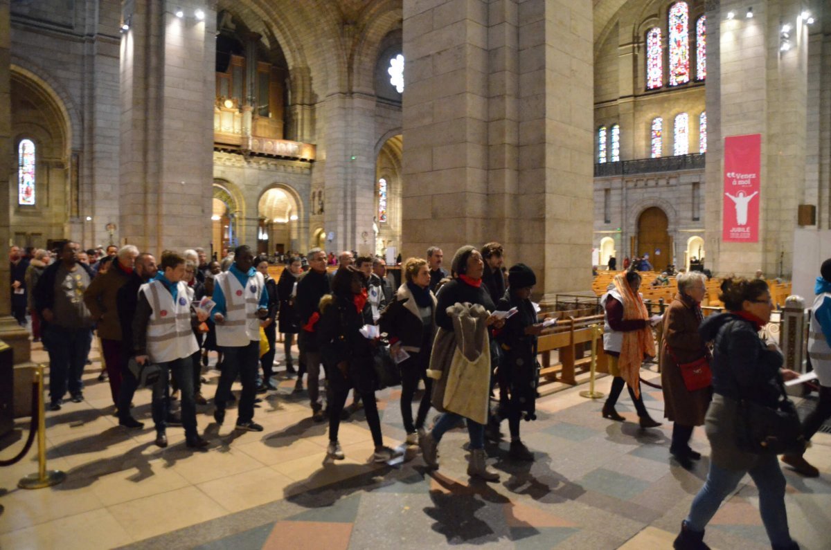 Montée des marches du Sacré-Cœur à l'occasion de la Journée Mondiale (…). © Michel Pourny / Diocèse de Paris.