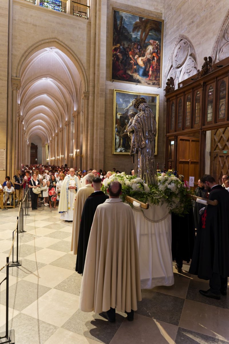 Procession dans la Cathédrale pour l'Assomption 2026. © Yannick Boschat / Diocèse de Paris.