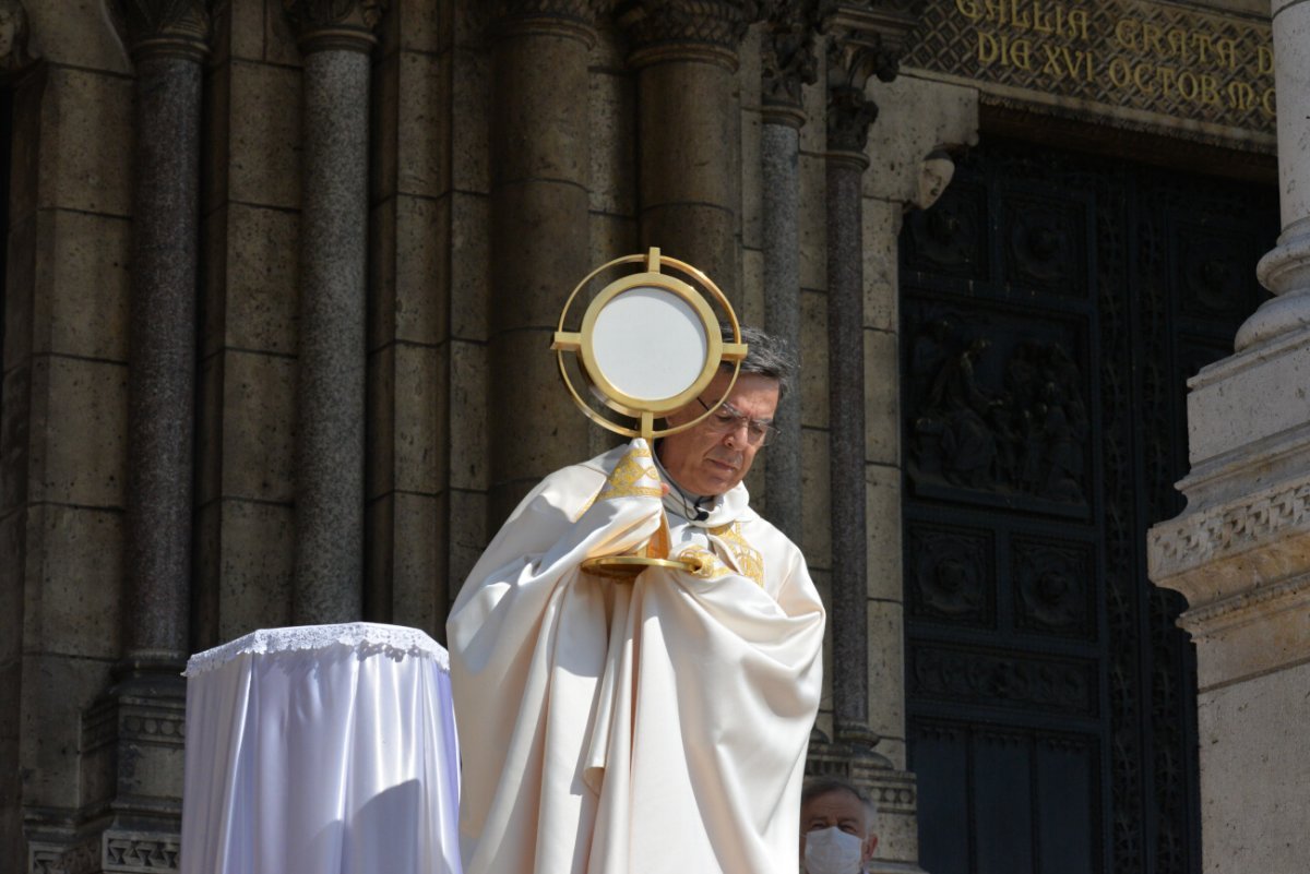 Bénédiction du Saint-Sacrement sur la ville. © Marie-Christine Bertin.