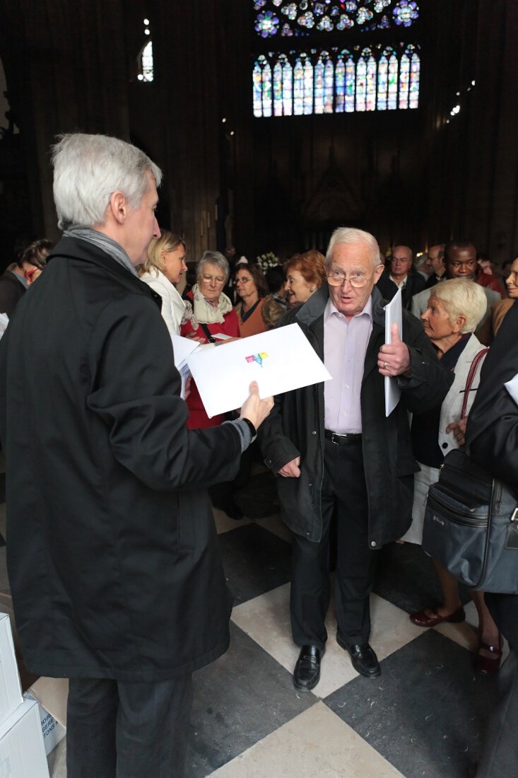 Distribution des outils pour l'Année de l'appel. © Yannick Boschat / Diocèse de Paris.