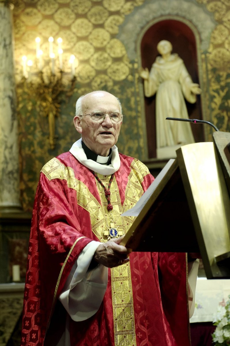 Vénération des reliques du bienheureux Vladimir Ghika à Saint-Louis d'Antin. © Trung Hieu Do / Diocèse de Paris.