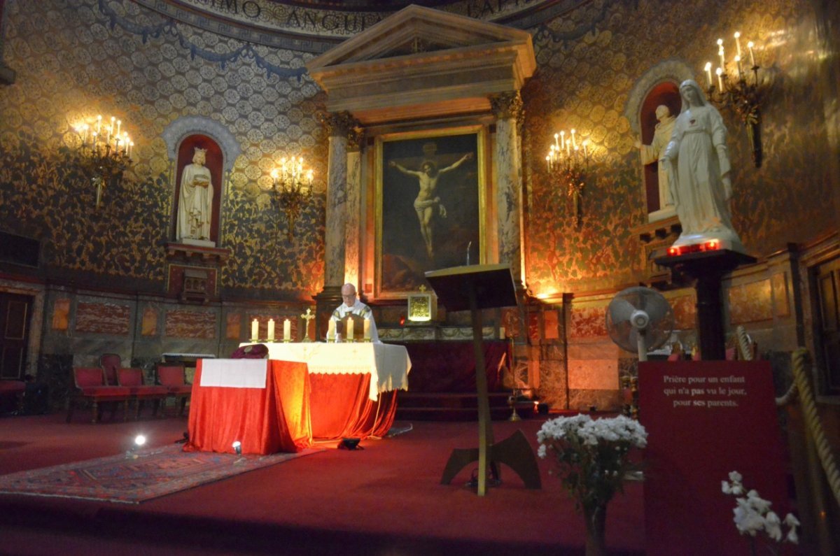 Vénération d'une relique de saint-Louis. © Michel Pourny / Diocèse de Paris.