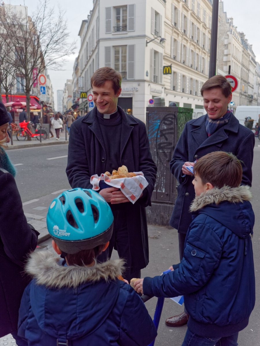 Partage des petits pains de sainte Geneviève par Notre-Dame de Grâce de (…). © Yannick Boschat / Diocèse de Paris.