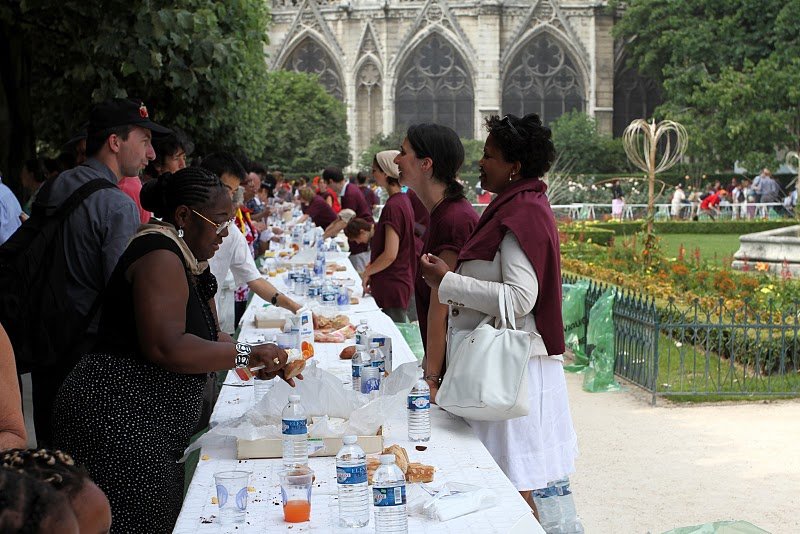 Déjeuner dans les jardins. © Yannick Boschat / Diocèse de Paris.