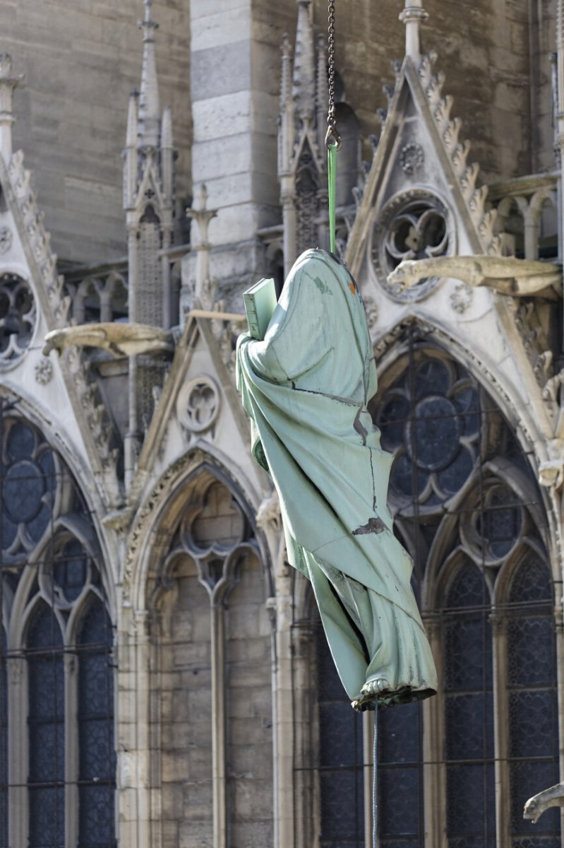 Dépose des 16 statues de la flèche de Notre-Dame de Paris. © Yannick Boschat / Diocèse de Paris.