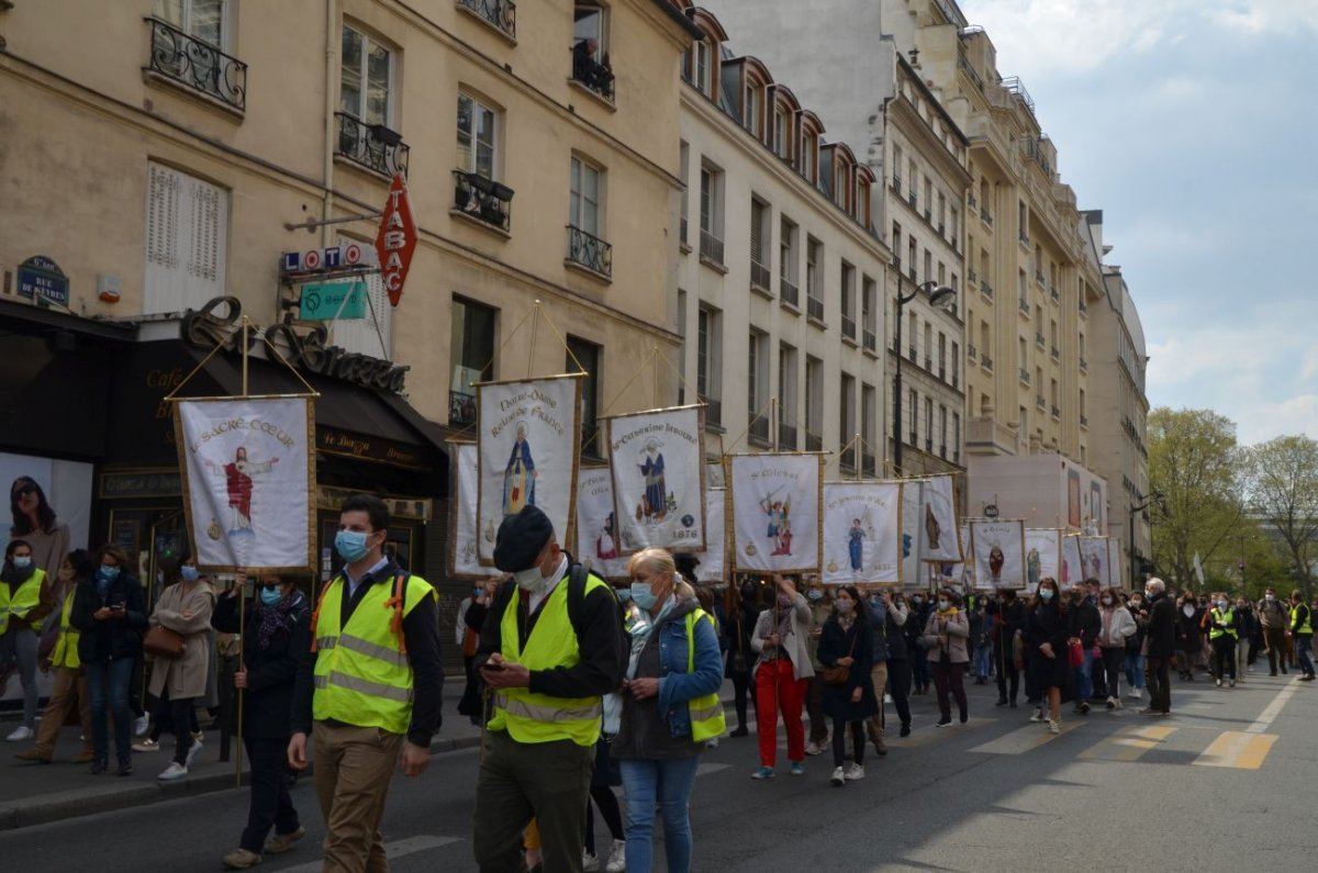 Marche vers Notre-Dame de Paris. © Michel Pourny.