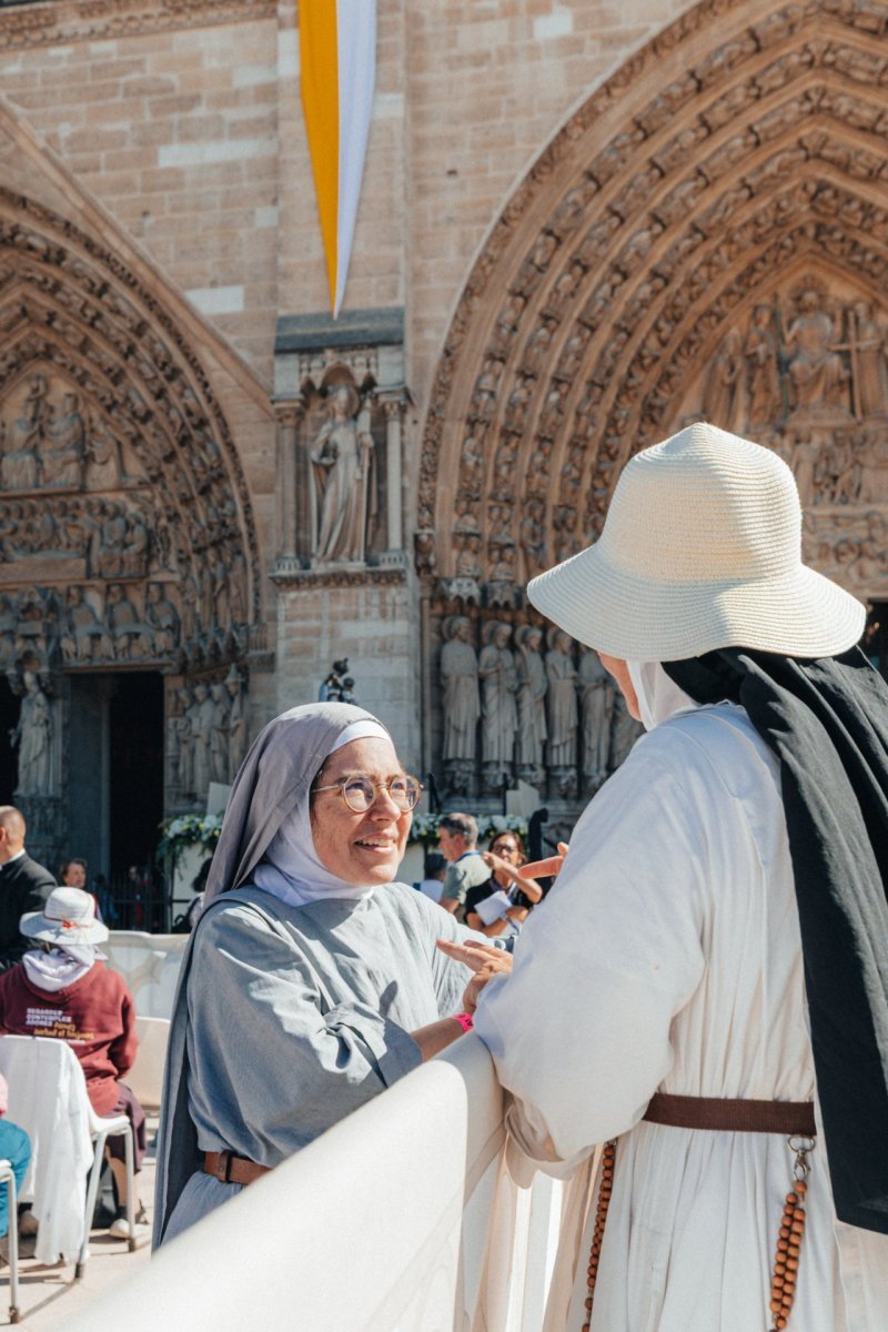 Sœur Apostolique de Saint-Jean et Dominicaine, avant les vêpres célébrées (…). © Jean-Baptiste Delerue / Diocèse de Paris.