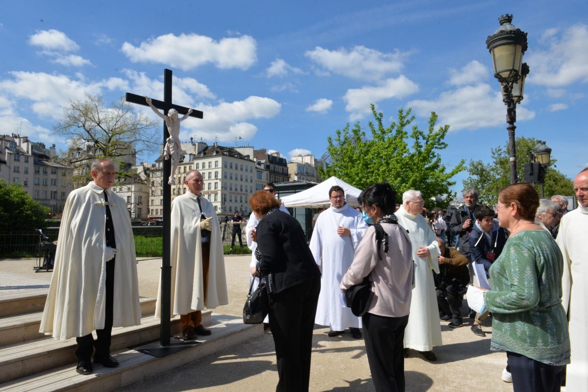 Méditation au pied de la croix avec Charles de Foucauld. © Marie-Christine Bertin / Diocèse de Paris.