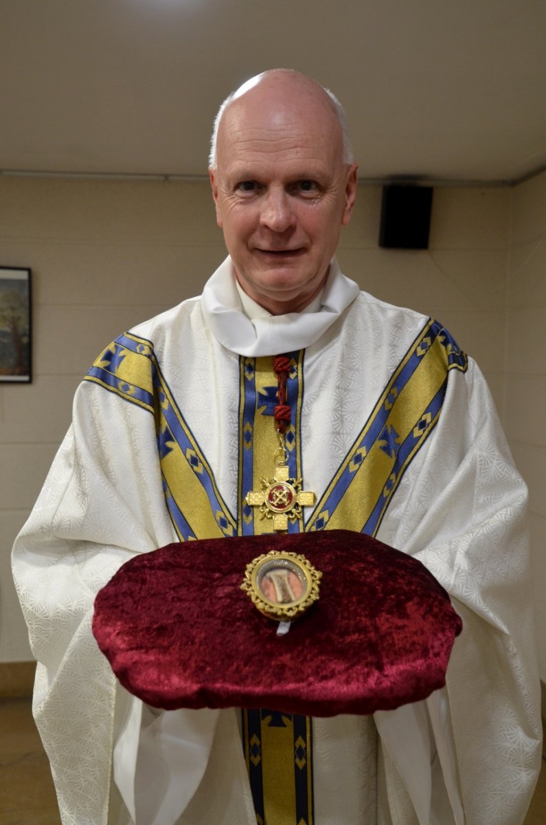 Vénération d'une relique de saint-Louis. © Michel Pourny / Diocèse de Paris.