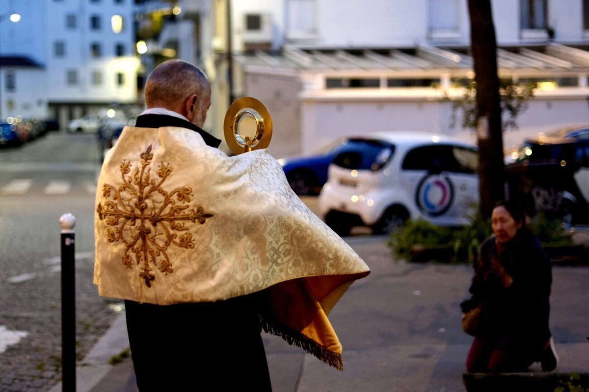 Bénédiction du quartier de Notre-Dame de la Salette. © Trung Hieu Do / Diocèse de Paris.