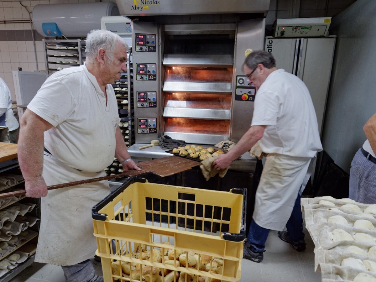 Préparation des petits pains de sainte Geneviève. © Yannick Boschat / Diocèse de Paris.