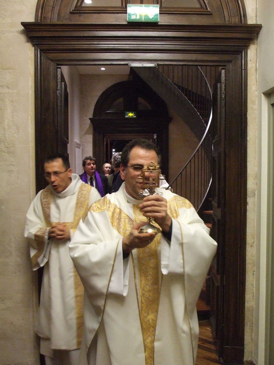 C'est après la communion que la procession formée des membres du clergé (…). © Notre-Dame des Victoires 