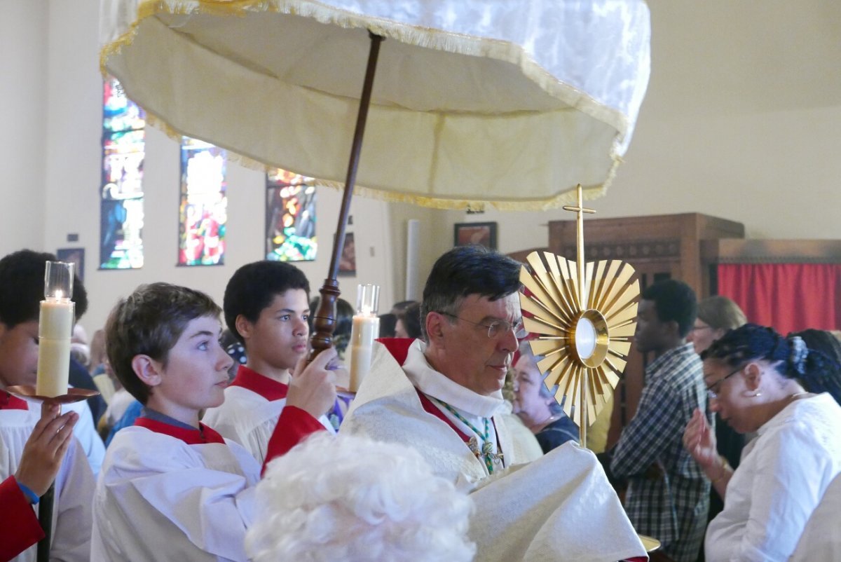 Procession de la paroisse du Coeur-Eucharistique. © Procession de la paroisse du Coeur-Eucharistique.