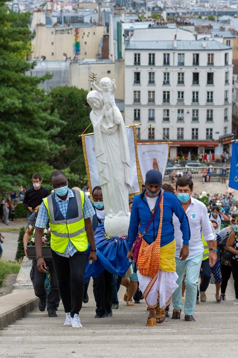 Procession “M de Marie” jusqu'au Sacré-Cœur de Montmartre. © Cédric Vendeix.