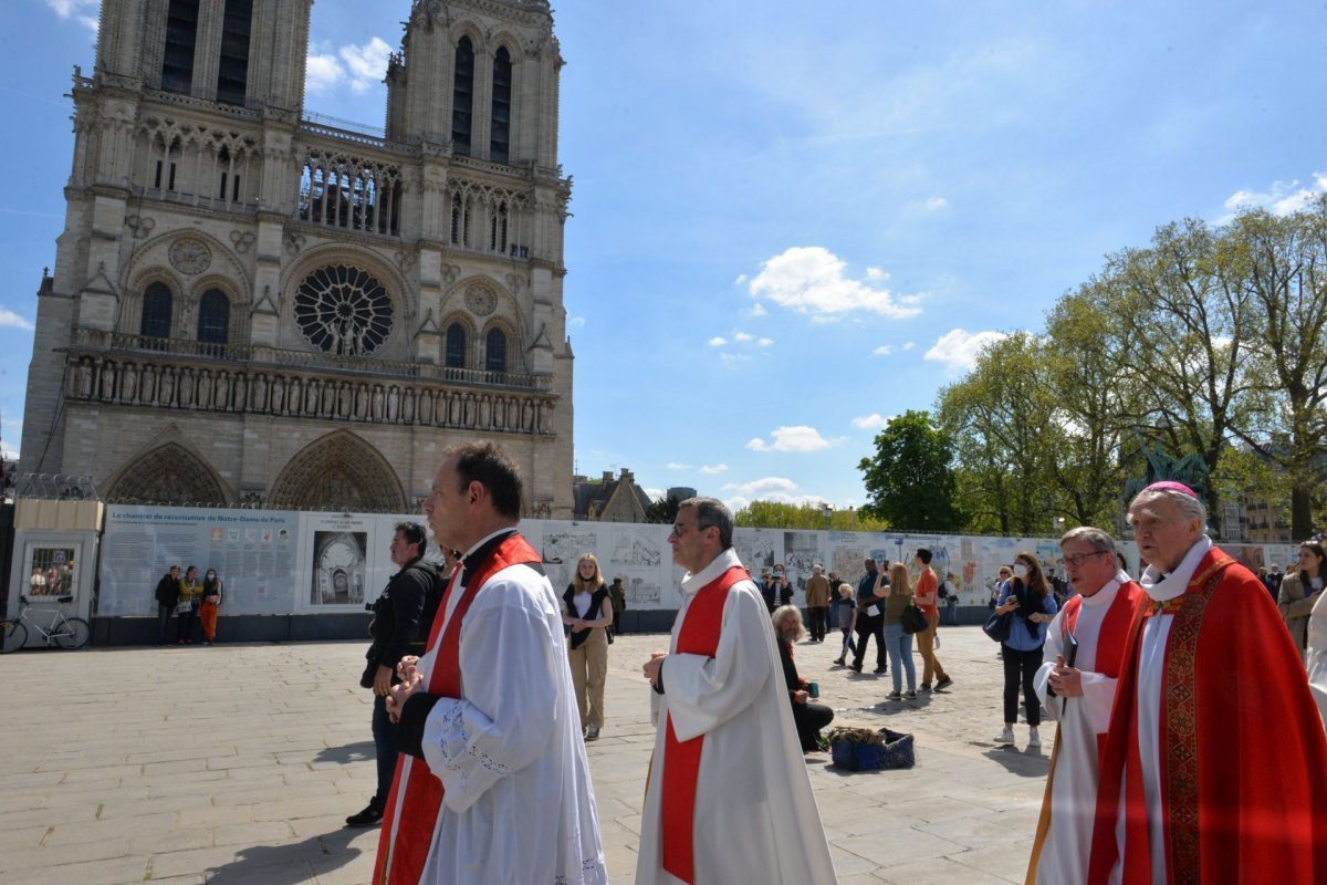 Méditation au pied de la croix avec Charles de Foucauld. © Marie-Christine Bertin / Diocèse de Paris.