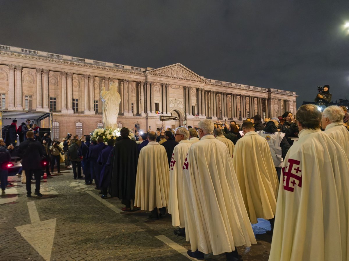 Notre Dame retrouve sa Cathédrale : procession vers le parvis de la cathédrale. © Yannick Boschat / Diocèse de Paris.