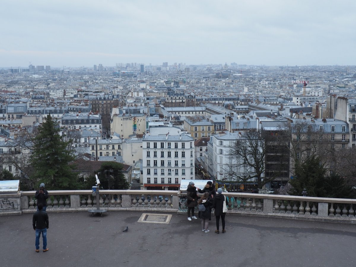 Montée du monde de la santé à Montmartre. © Bernard Apostolidès.