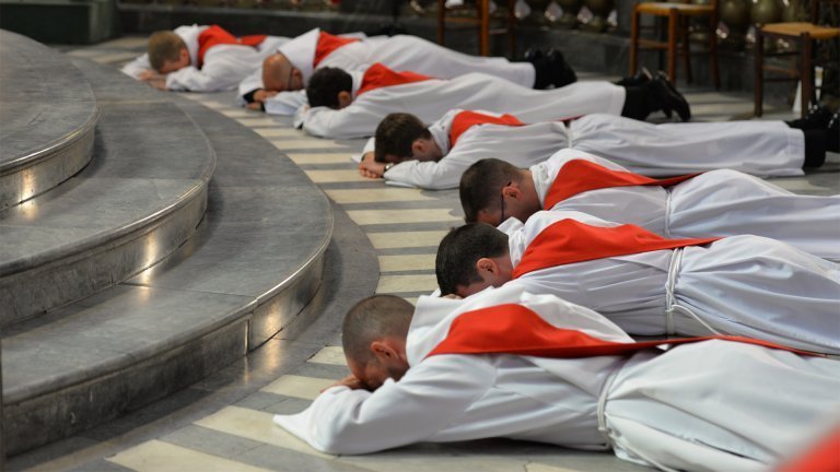 Le sacrement de l’ordre : évêques, prêtres et diacres