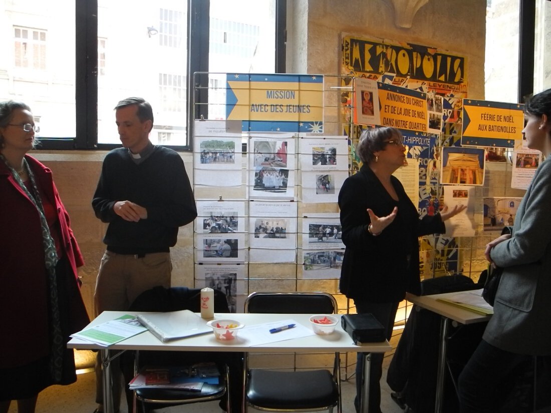 Un stand présente des exemples de missions avec des jeunes.. © Marie-Christine Bertin / Diocèse de Paris.