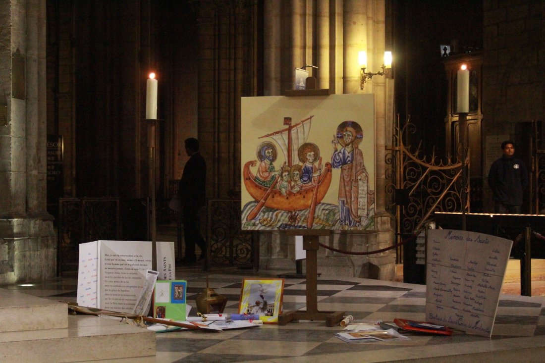 Les paroisses ont déposé un symbole des actions menées en communauté pour (…). © Armelle de Brichambaut.