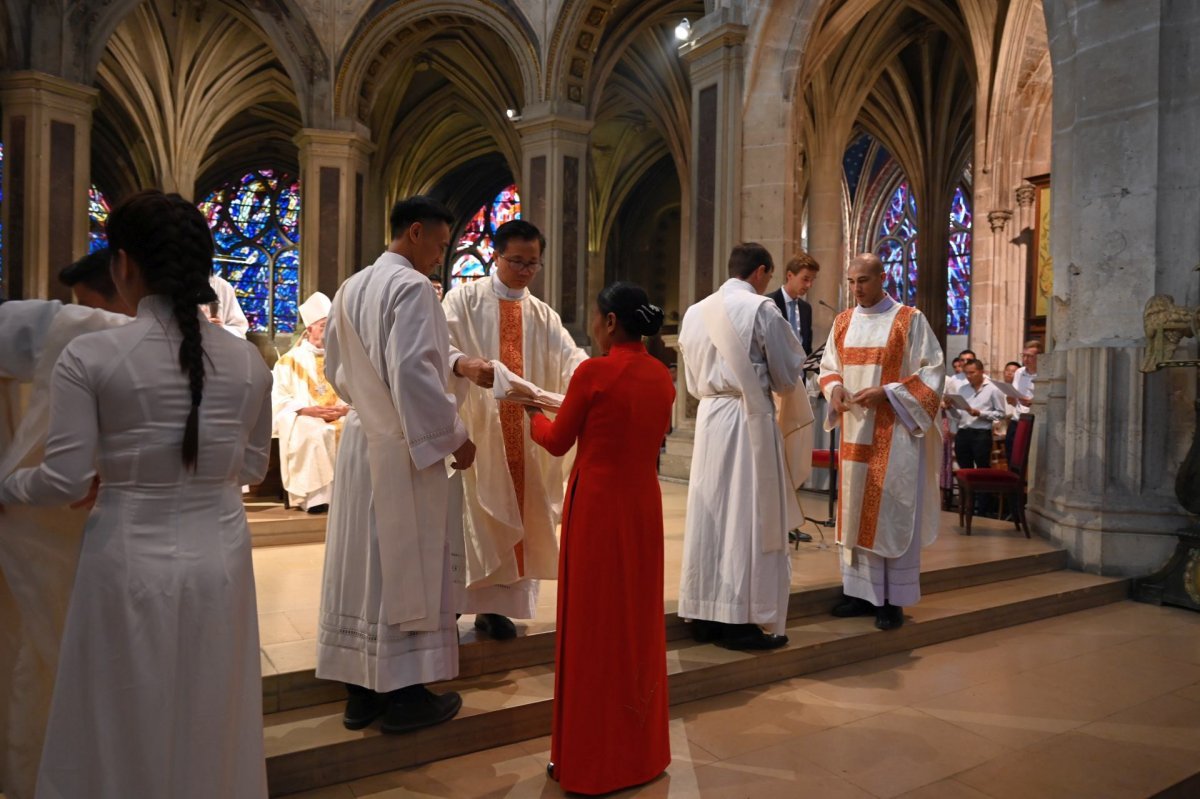 Ordinations diaconales en vue du sacerdoce à Saint-Séverin (5e). © Marie-Christine Bertin / Diocèse de Paris.