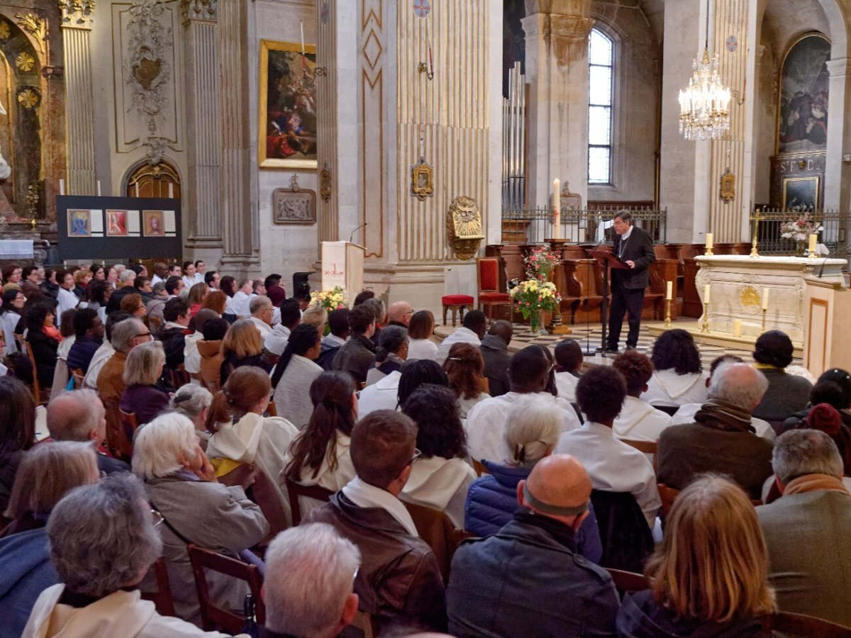 Rassemblement des néophytes à Saint-Louis en l'Île. © Yannick Boschat / Diocèse de Paris.