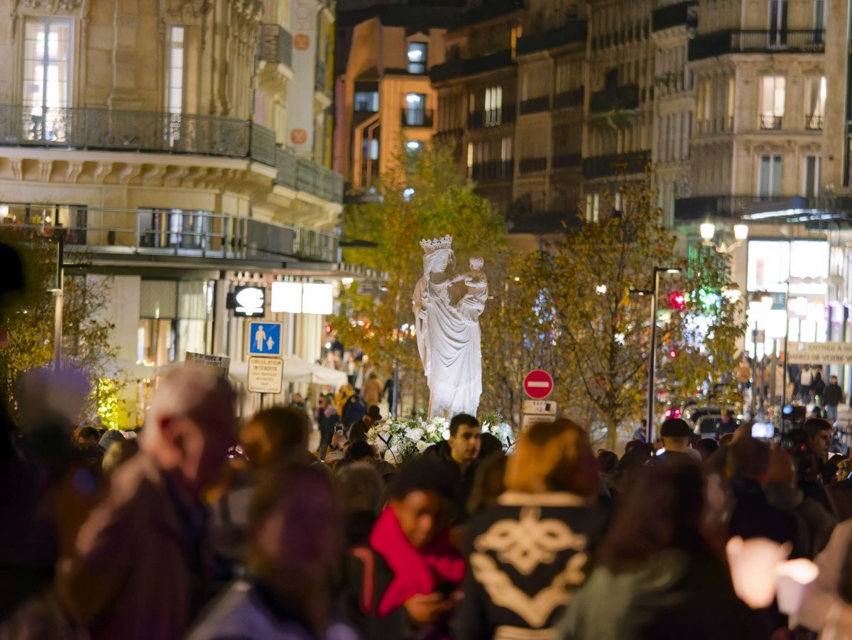 Notre Dame retrouve sa Cathédrale : procession vers le parvis de la cathédrale. © Yannick Boschat / Diocèse de Paris.