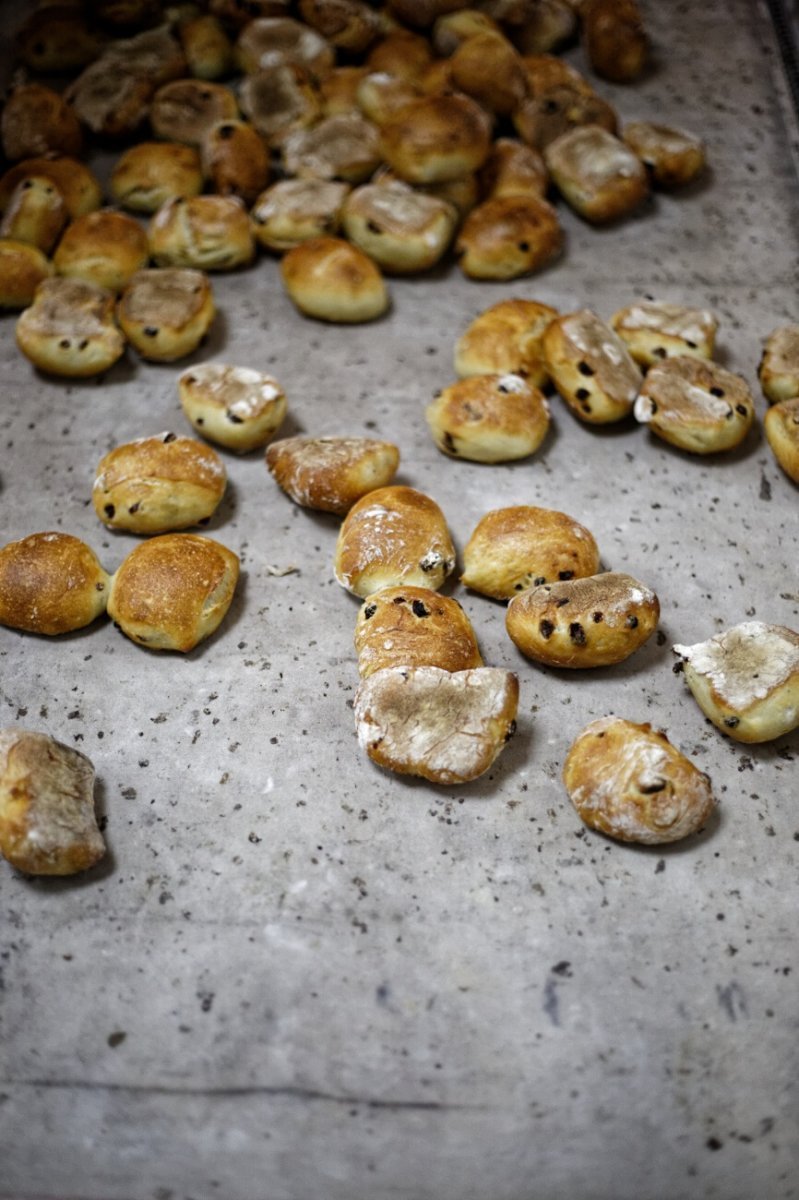 Préparation des petits pains de sainte Geneviève. © Yannick Boschat / Diocèse de Paris.