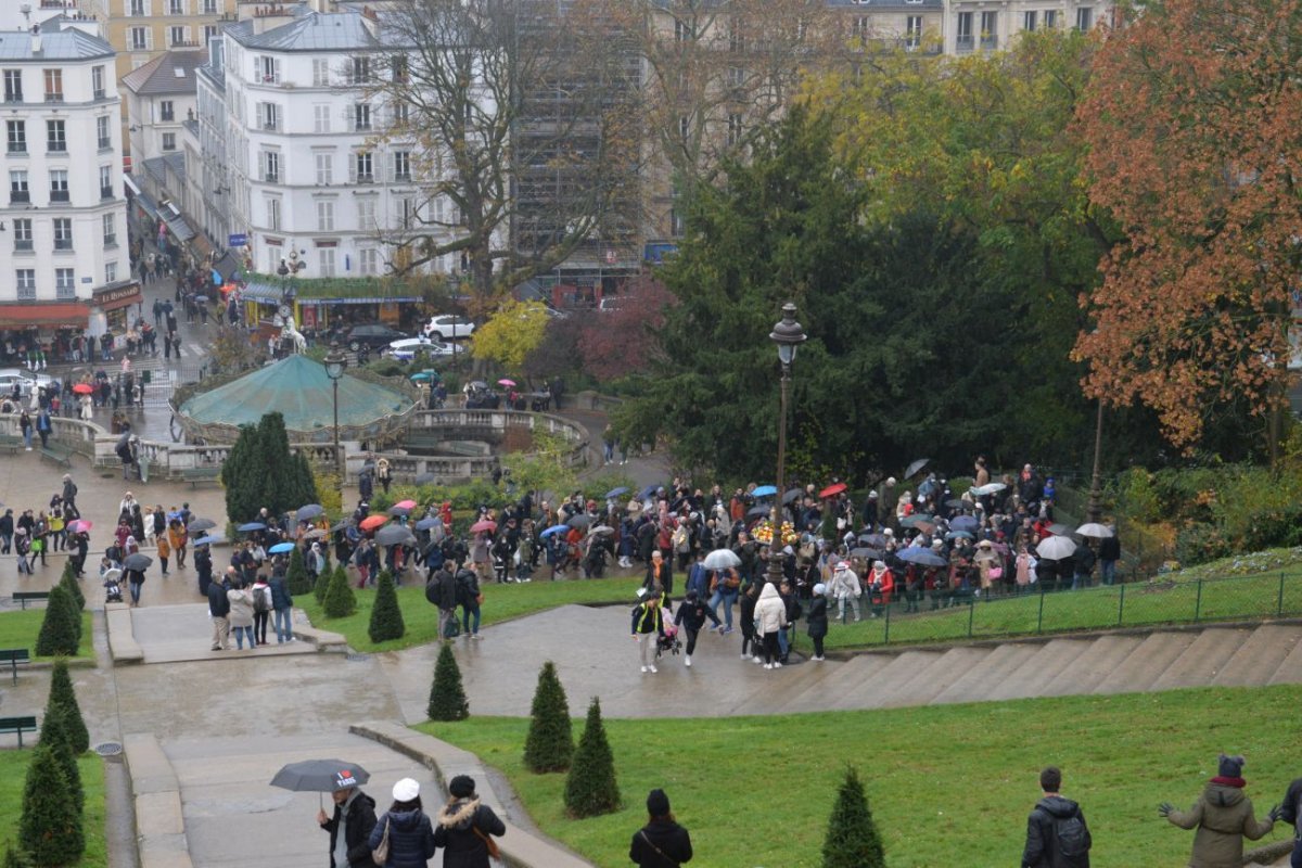 Montée à Montmartre de la paroisse Notre-Dame des Victoires. © Marie-Christine Bertin / Diocèse de Paris.