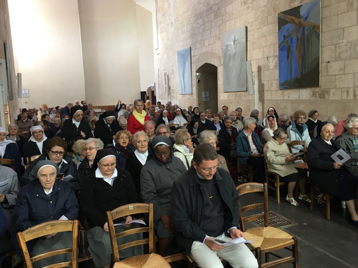 Pèlerinage des religieux et religieuses de Paris à Notre-Dame de l'Ouÿe. © D. R..