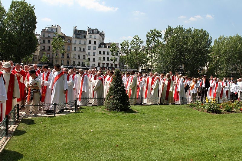 La procession se dirige dans les jardins. © Yannick Boschat / Diocèse de Paris.