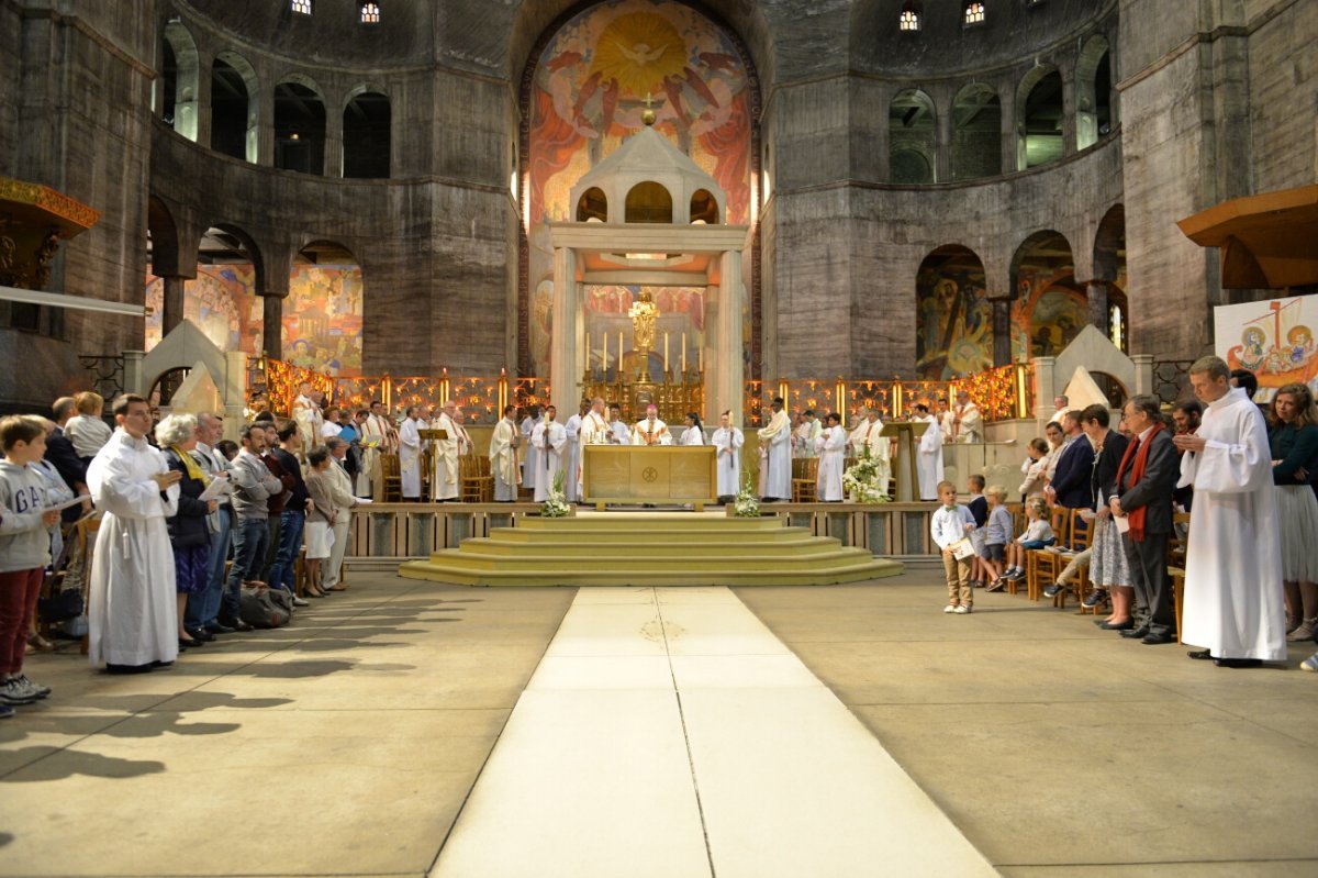 Ordinations diaconales en vue du sacerdoce 2019. Par Mgr Thibault Verny, évêque auxiliaire de Paris, le 8 septembre 2019 au Saint-Esprit. © Marie-Christine Bertin / Diocèse de Paris.