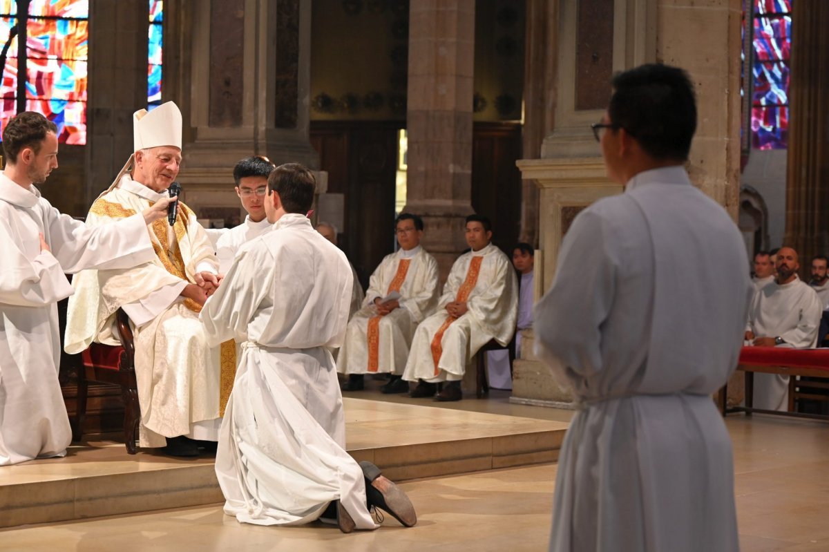 Ordinations diaconales en vue du sacerdoce à Saint-Séverin (5e). © Marie-Christine Bertin / Diocèse de Paris.