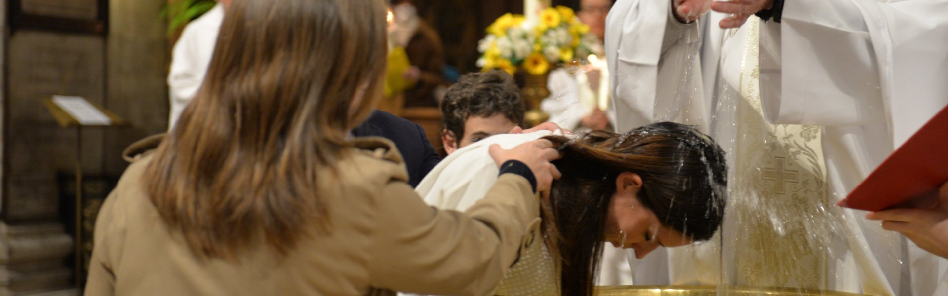 Baptême d'adulte. (c) Marie-Christine Bertin / Diocèse de Paris.