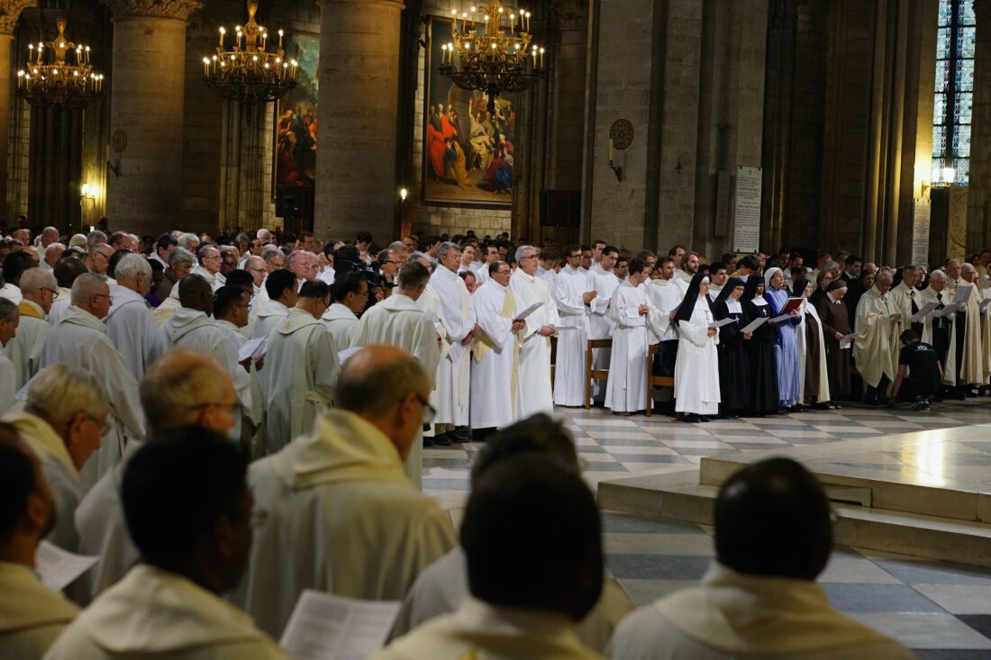 Après les évêques, les prêtres puis les diacres renouvellent leurs engagements. © Yannick Boschat / Diocèse de Paris.