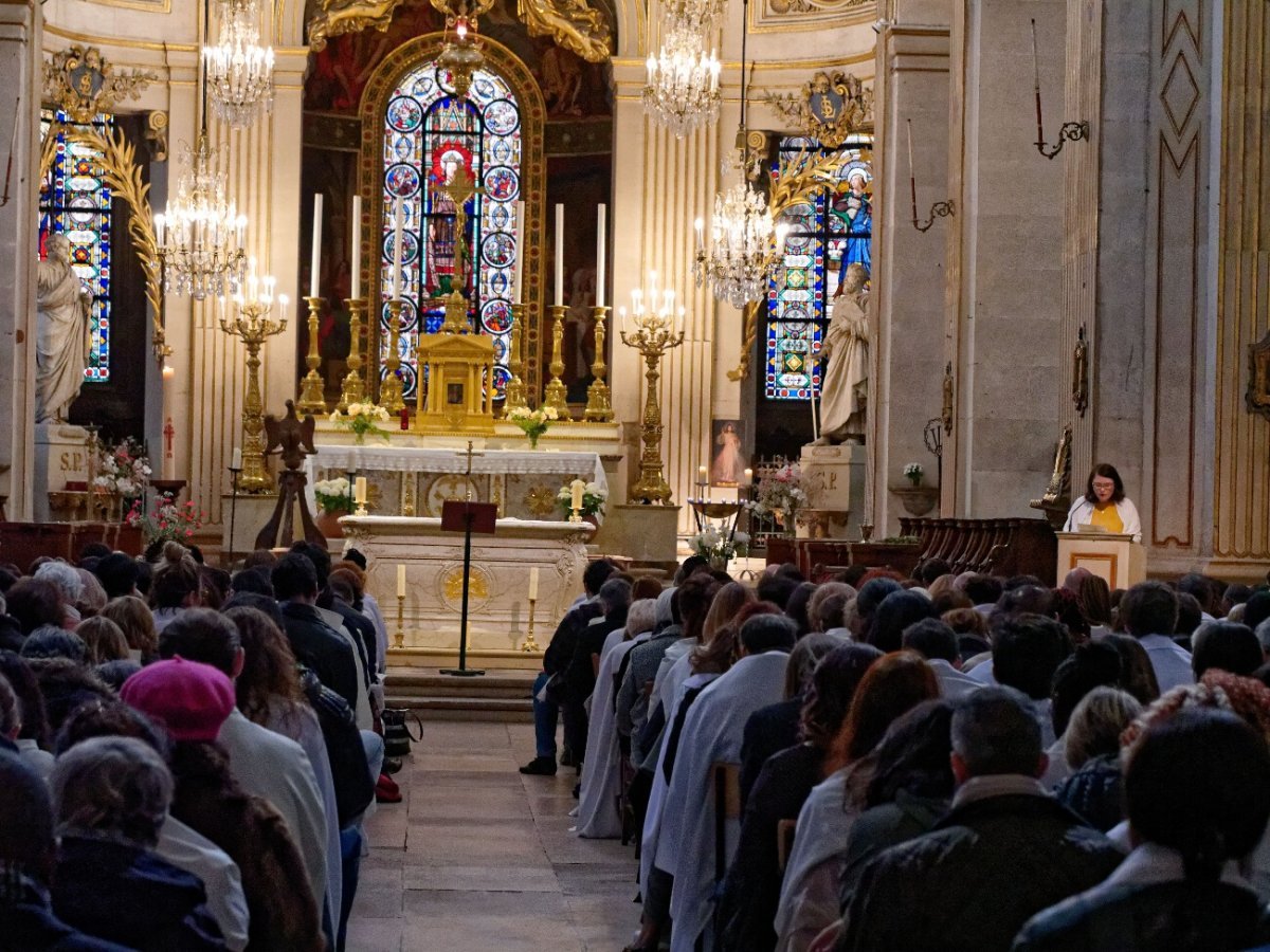 Rassemblement des néophytes à Saint-Louis en l'Île. © Yannick Boschat / Diocèse de Paris.