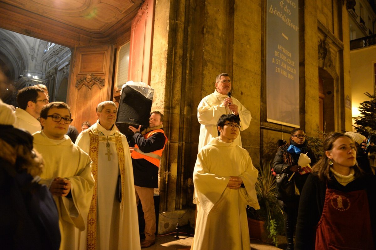 Procession Mariale, halte à Notre-Dame des Victoires. © Marie-Christine Bertin / Diocèse de Paris.