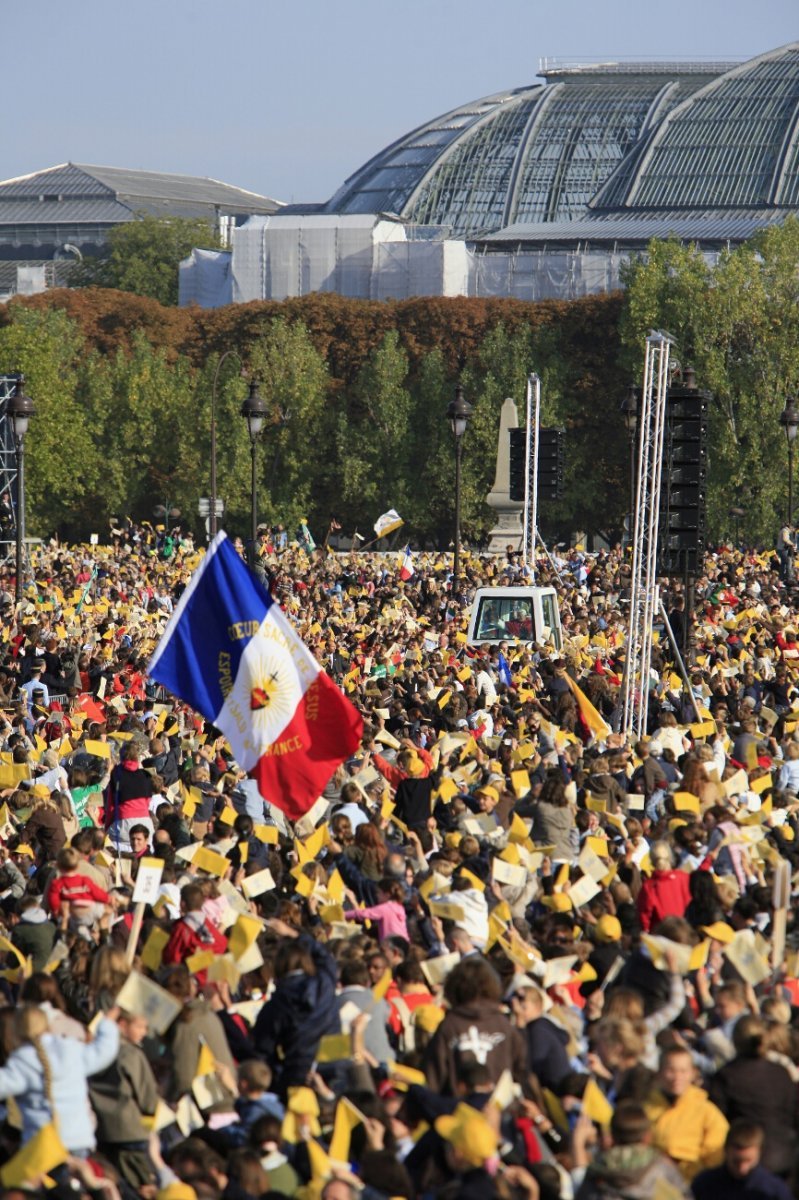 Messe sur l'esplanade des Invalides célébrée par Benoît XVI. Reproduction interdite. © CIRIC.