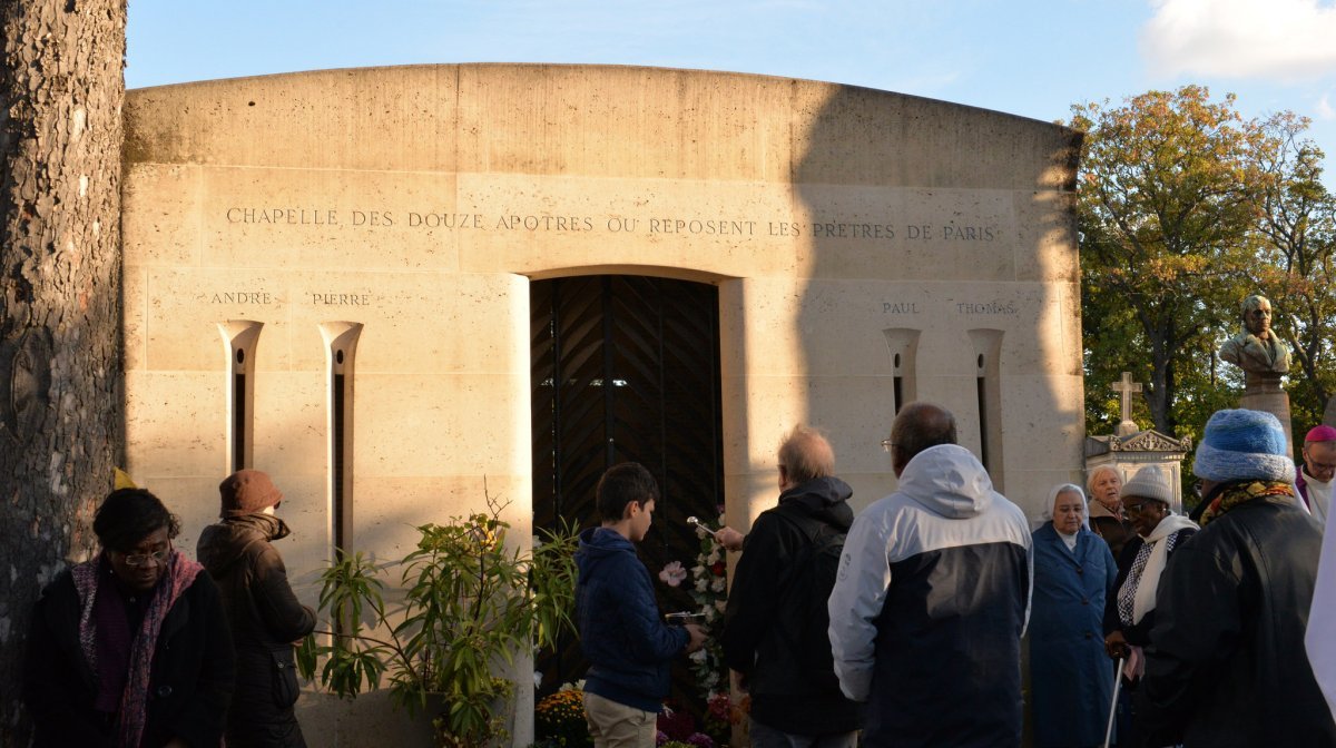 Prière pour les prêtres défunts au cimetière Montparnasse 2018. © Marie-Christine Bertin / Diocèse de Paris.