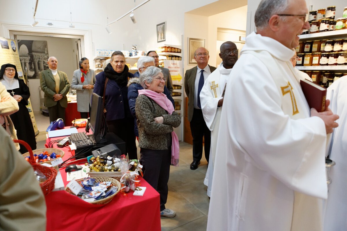 Bénédiction de la boutique “Artisanat Monastique”. © Yannick Boschat / Diocèse de Paris.