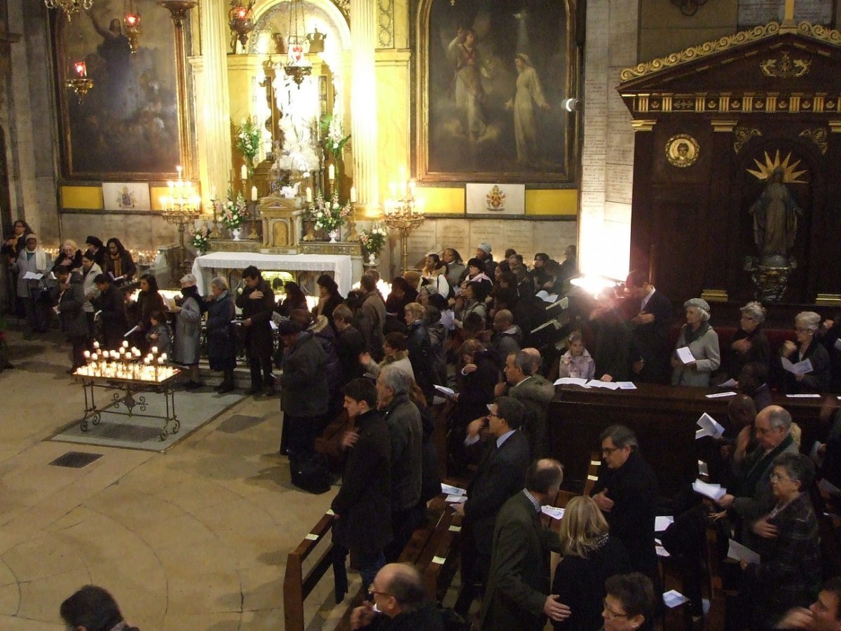 Il n'y avait pas de place assise pour tout le monde. Des fidèles sont (…). © Notre-Dame des Victoires 