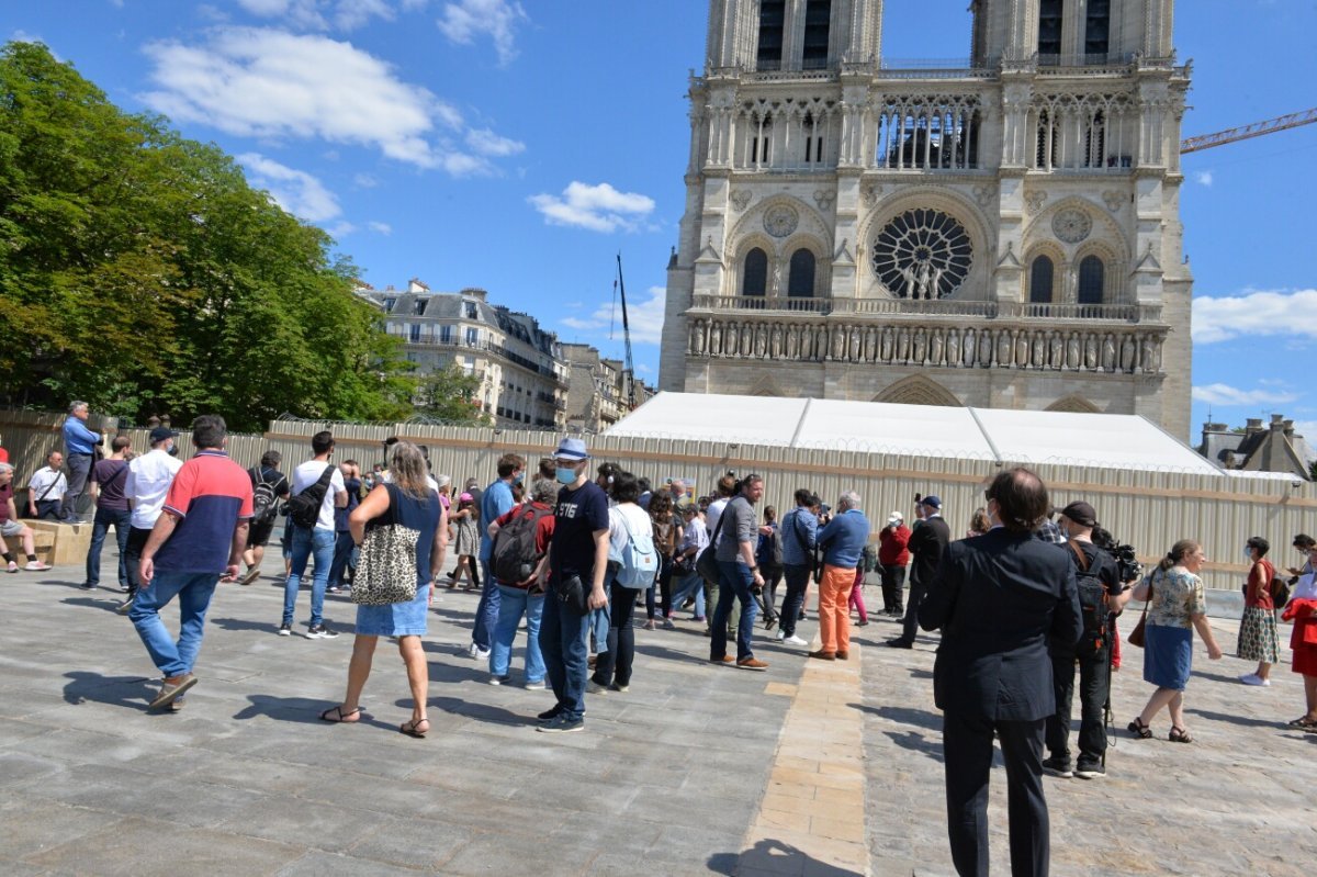 Réouverture du parvis de Notre-Dame de Paris. © Marie-Christine Bertin / Diocèse de Paris.