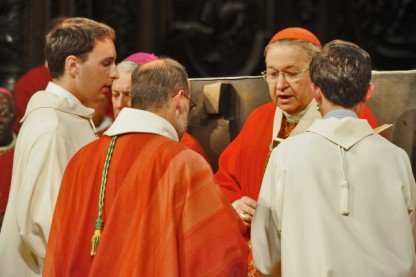 Après avoir remis le livre des Evangiles aux ordonnés, Mgr Ving-Trois leur (…). 