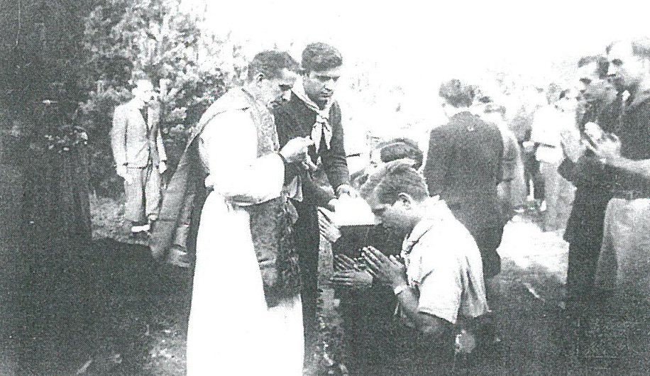 René Giraudet disant la messe dans les bois de Berlin.. © D. R..