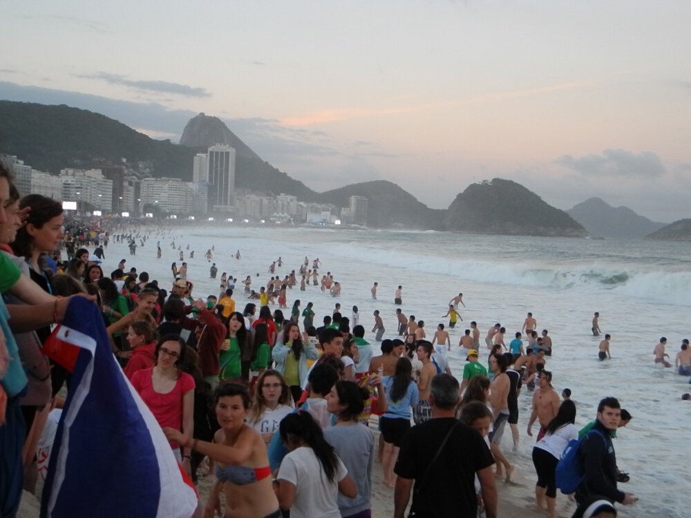 Attente sur la plage de Copacabana. © © Marie-Christine Bertin / Diocèse de Paris.