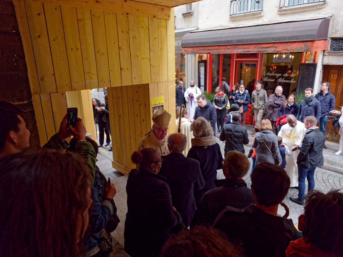 Rassemblement des néophytes à Saint-Louis en l'Île. © Yannick Boschat / Diocèse de Paris.